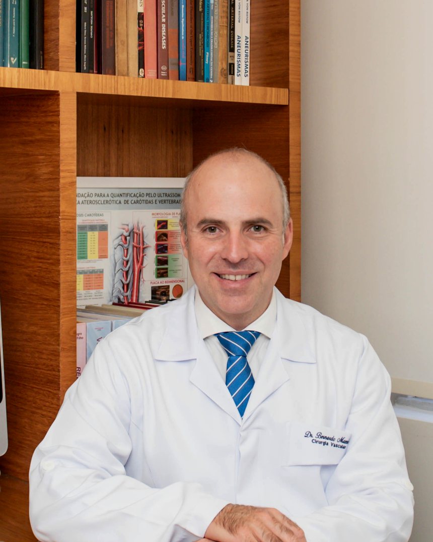 Dr. Bernardo Massière, cirurgião vascular, em seu consultório
